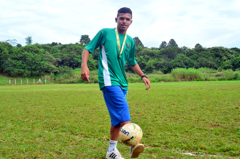 TYBA ONLINE :: Assunto: Pessoas jogando futebol no Parque ecológico do  Tietê / Local: São Paulo (SP) - Brasil / Data: 01/2006