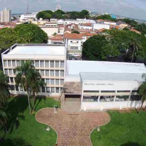 Biblioteca Municipal “Martinico Prado” e Praça “Dr. Narciso Gomes”